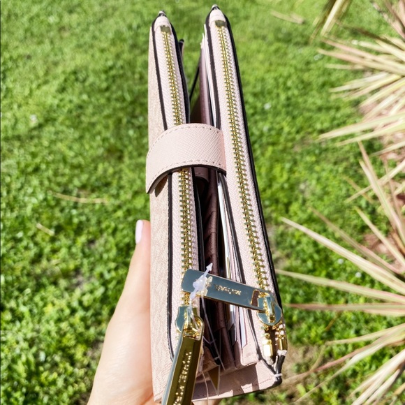 ‼️SALE‼️💕Michael Kors large phone wristlet pink - Picture 9 of 9